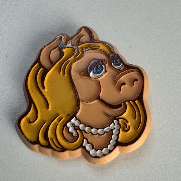 Vintage 1979 Miss Piggy Pin Brooch Jim Henson Associates Muppets Collectible - Picture 2 of 4